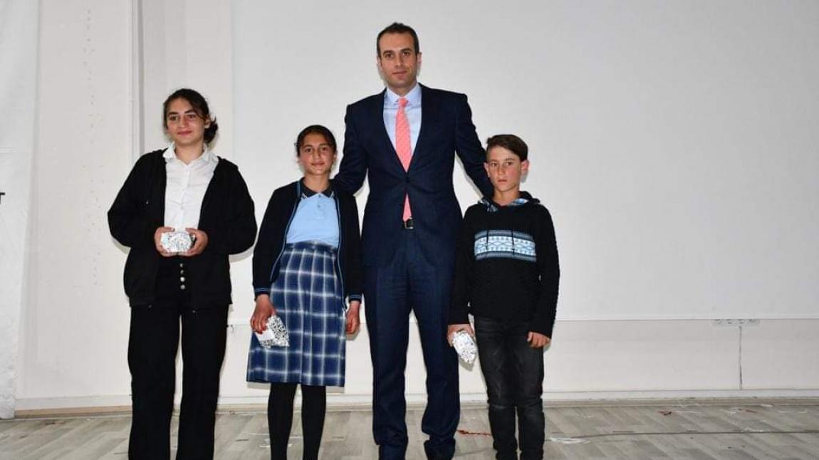 23 Nisan Ulusal Egemenlik ve Çocuk Bayramı konulu şiir yarışmasında okulumuz 6. sınıf öğrencisi Recep Tayyip Oruçlu 1. olmuştur. Ödülünü kaymakamımız sayın İsmail Demir'den almıştır. 